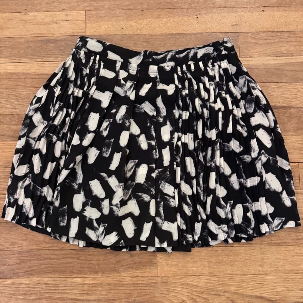 Banana Republic Women's Black White Mini Pleated Skirt - Size 0
 b90